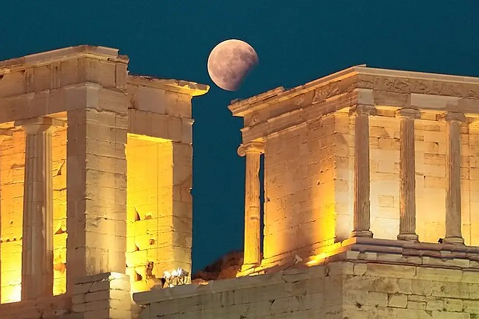 Stimmungsvolle Reiseansicht aus Athen für Busreise Athen mit Halbpension – Route & Leistungen