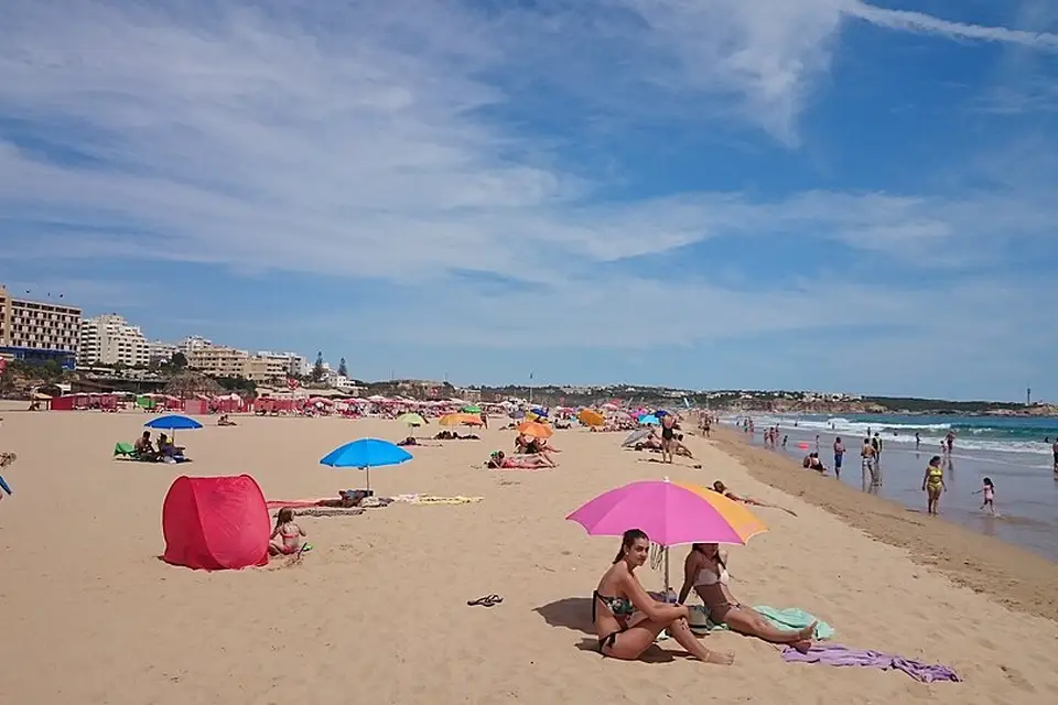 Stimmungsvolle Reiseansicht aus Algarve für Silvesterreise Algarve mit dem Bus – ehrlich eingeordnet