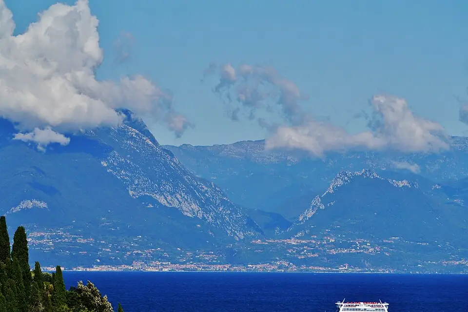 Stimmungsvolle Reiseansicht aus Gardasee für Busreise Gardasee mit Halbpension – Reisecheck