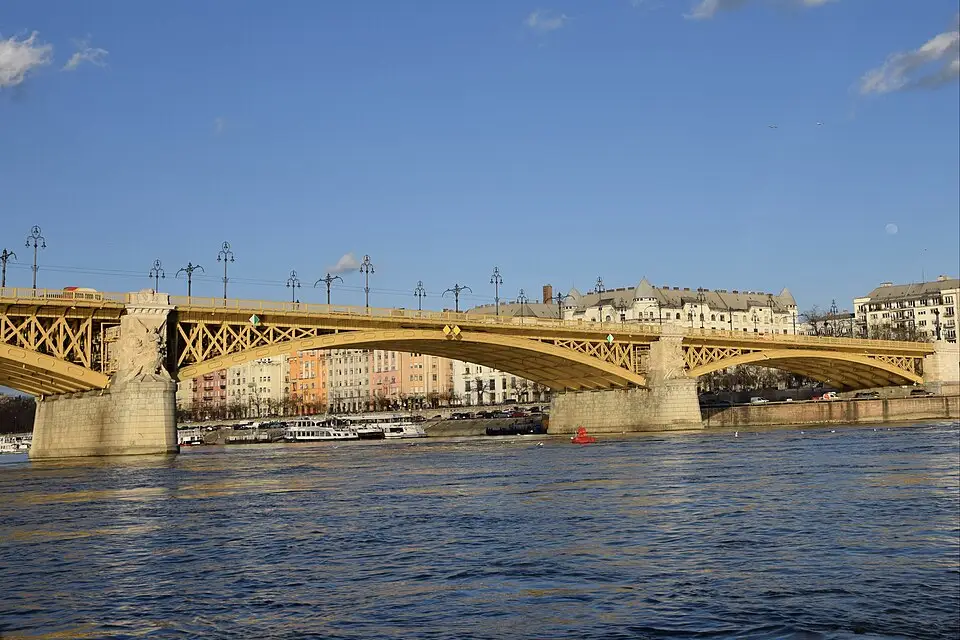 Landschaft und Sehenswürdigkeiten in Budapest für Busreise Budapest für Alleinreisende – ehrlich eingeordnet