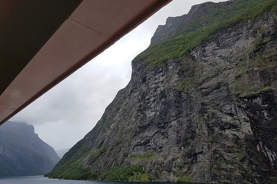 Stimmungsvolle Reiseansicht aus Norwegische Fjorde für Busreise Norwegische Fjorde Angebote vergleichen – Reiseguide