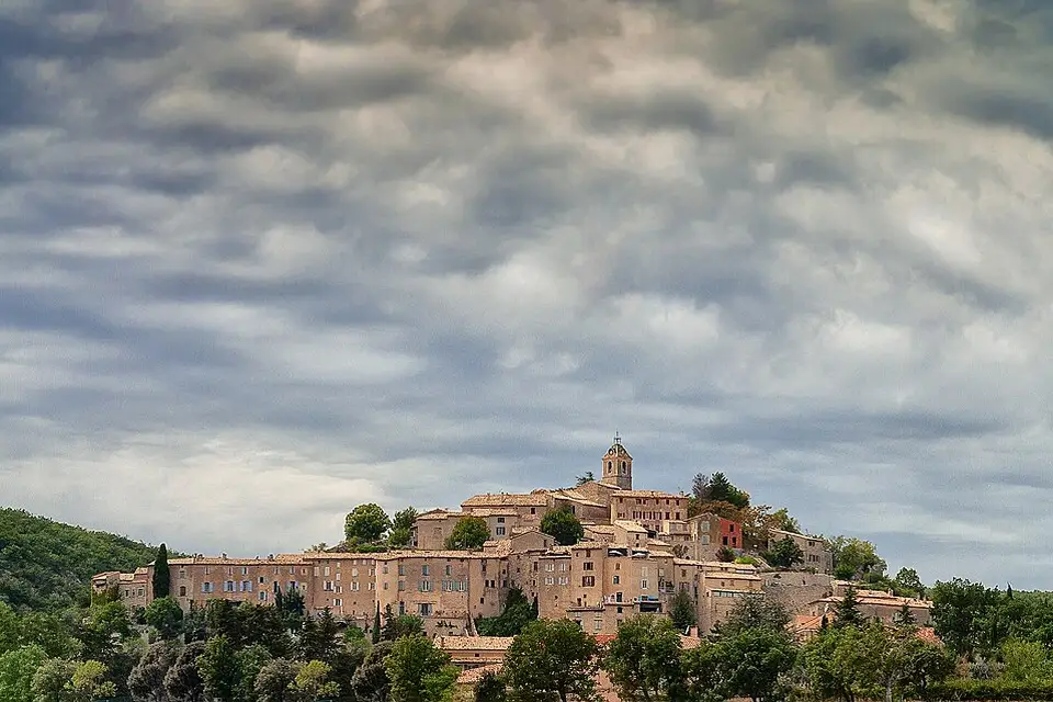 Stimmungsvolle Reiseansicht aus Provence für Beste Reisezeit für eine Busreise Provence – Reiseguide