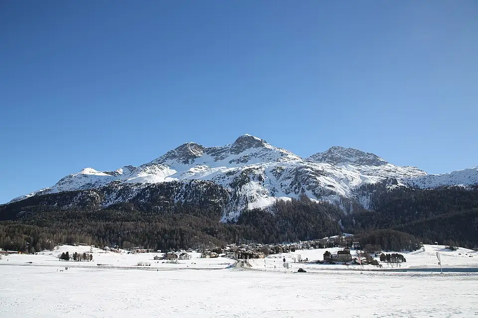 Stimmungsvolle Reiseansicht aus Engadin für Busreise Engadin – Reiseguide