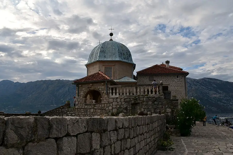 Stimmungsvolle Reiseansicht aus Montenegro für Busreise Montenegro für Senioren mit Haustürabholung – Reiseguide