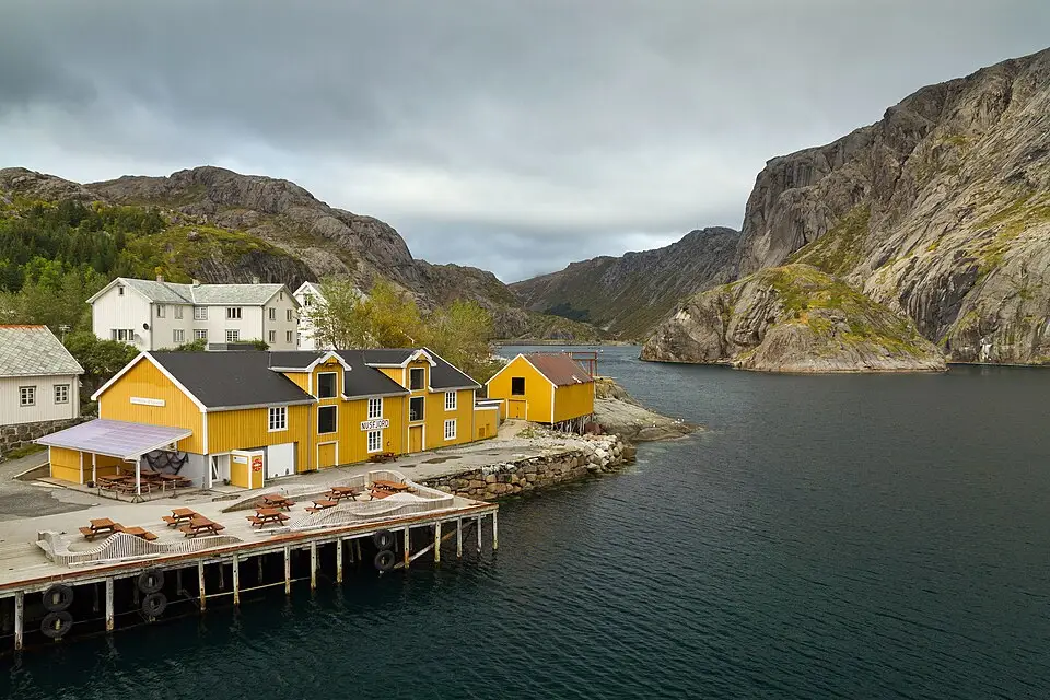 Stimmungsvolle Reiseansicht aus Norwegische Fjorde für Busreise Norwegische Fjorde im Herbst – ehrlich eingeordnet