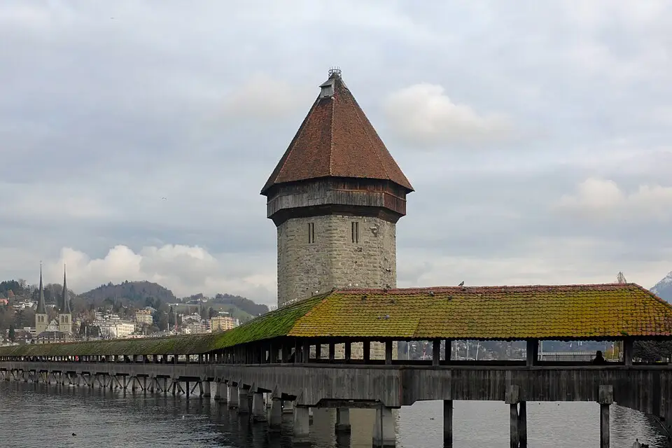 Stimmungsvolle Reiseansicht aus Vierwaldstättersee für Kulturreise Vierwaldstättersee mit dem Bus – Dauer & Komfort