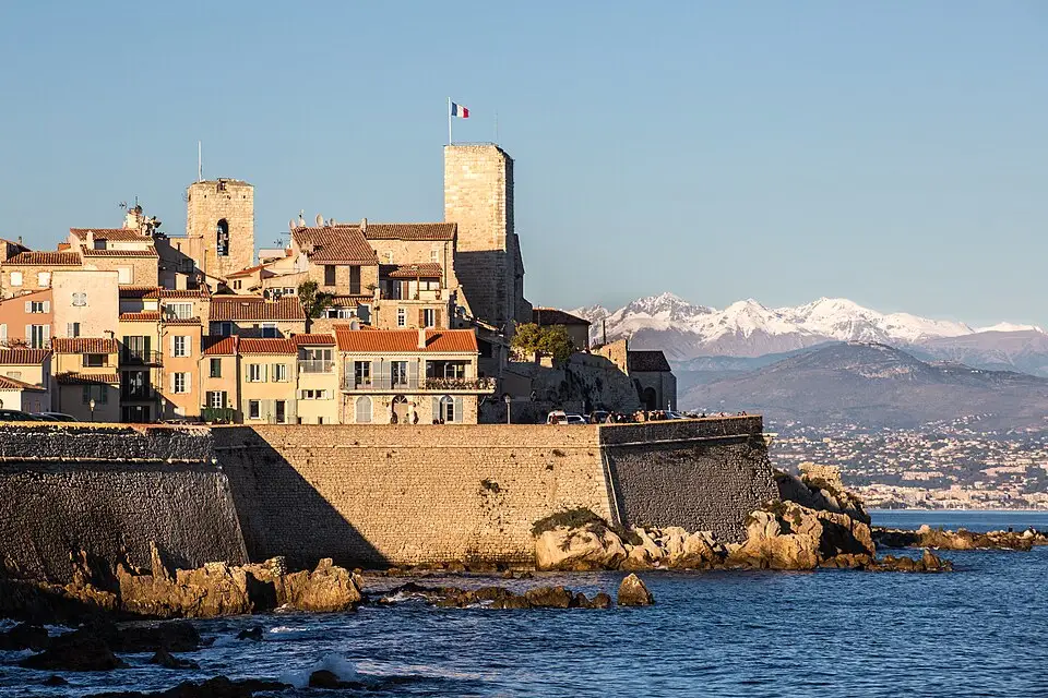 Stimmungsvolle Reiseansicht aus Côte d’Azur für Busreise Côte d’Azur mit Rollator – Dauer & Komfort