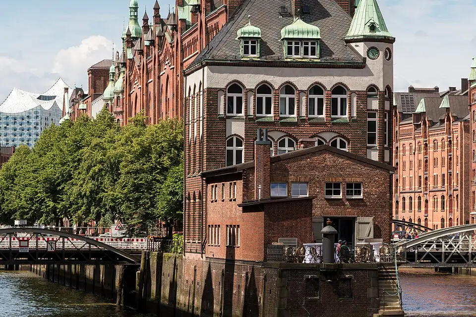 Stimmungsvolle Reiseansicht aus Hamburg für Busreise Hamburg ab Hamburg – Dauer & Komfort