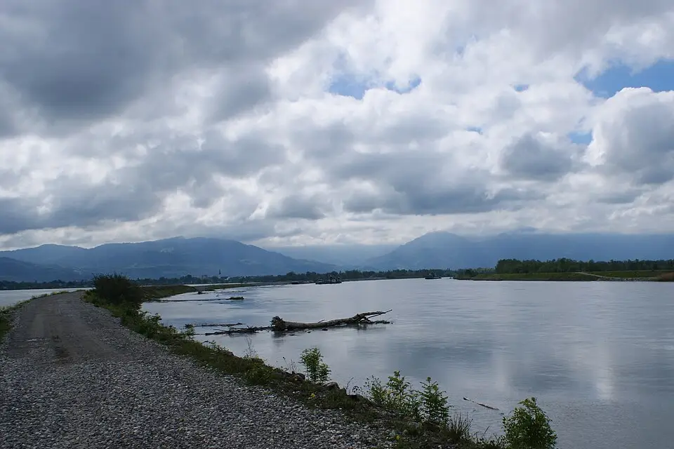 Stimmungsvolle Reiseansicht aus Bodensee für Naturreise Bodensee mit dem Bus – ehrlich eingeordnet
