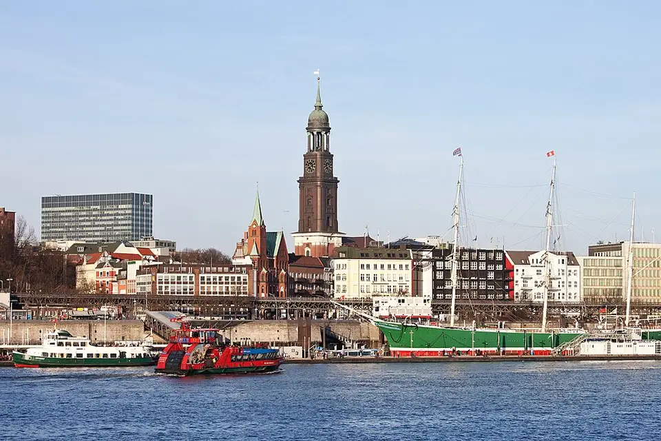 Authentischer Reisemoment in Hamburg – passend zu Busreise Hamburg ab Frankfurt – Reiseguide