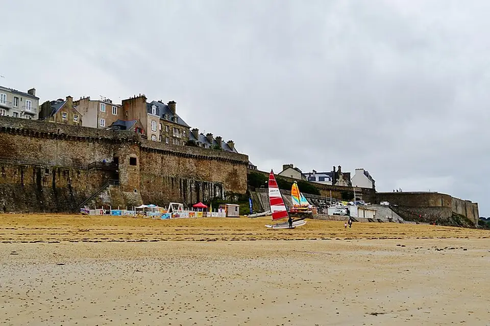 Landschaft und Sehenswürdigkeiten in Bretagne für Busreise Bretagne mit Reiseleitung – ehrlich eingeordnet