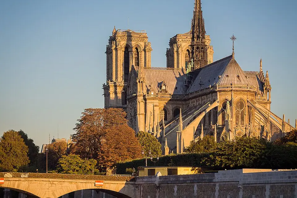 Authentischer Reisemoment in Paris – passend zu Adventsreise Paris mit dem Bus – Tipps zur Auswahl