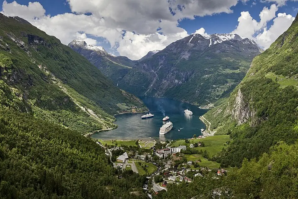 Stimmungsvolle Reiseansicht aus Norwegische Fjorde für Busreise Norwegische Fjorde ab Berlin – Dauer & Komfort