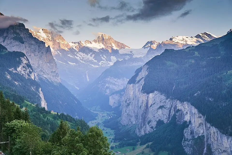 Landschaft und Sehenswürdigkeiten in Berner Oberland für Busreise Berner Oberland im Frühling – Reisecheck