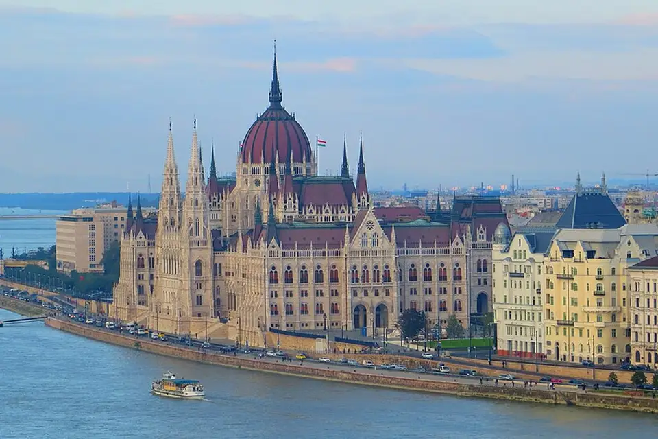 Stimmungsvolle Reiseansicht aus Budapest für Wellnessreise Budapest mit dem Bus – Reisecheck