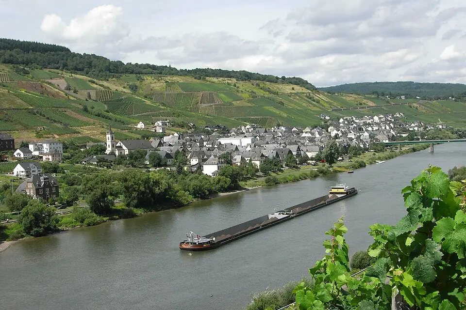 Stimmungsvolle Reiseansicht aus Mosel für Busreise Mosel ab NRW – ehrlich eingeordnet