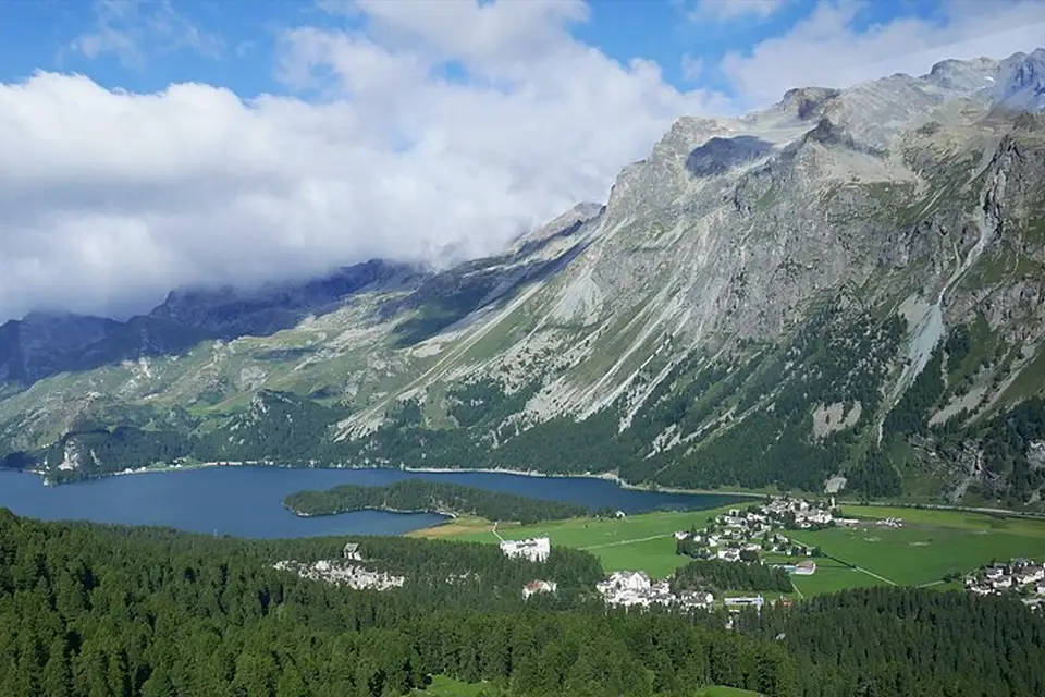 Landschaft und Sehenswürdigkeiten in Engadin für Busreise Engadin ab Stuttgart – Reiseguide