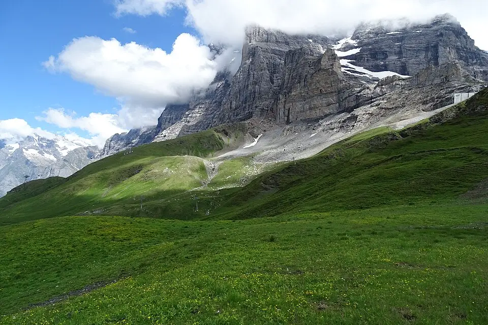 Stimmungsvolle Reiseansicht aus Berner Oberland für Busreise Berner Oberland für Senioren – Tipps zur Auswahl