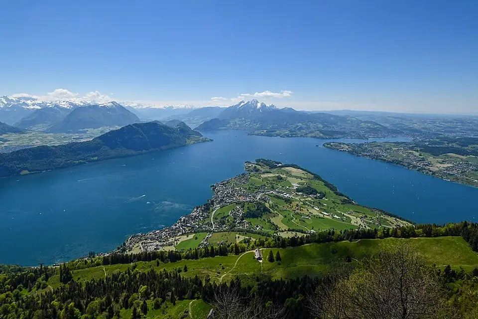 Stimmungsvolle Reiseansicht aus Vierwaldstättersee für Beste Reisezeit für eine Busreise Vierwaldstättersee – Reiseguide