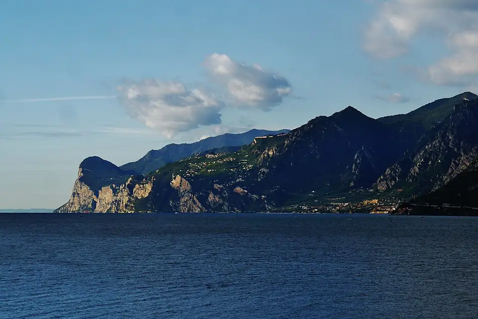 Stimmungsvolle Reiseansicht aus Gardasee für Rundreise Gardasee mit dem Bus – Tipps zur Auswahl
