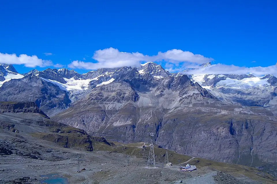 Landschaft und Sehenswürdigkeiten in Wallis für Busreise Wallis im Frühling – ehrlich eingeordnet