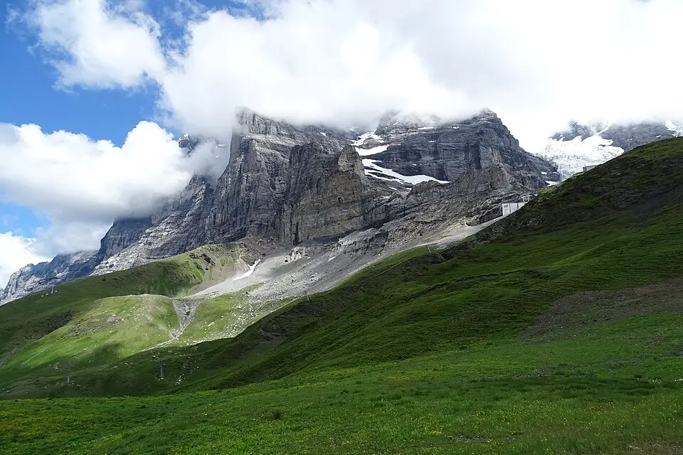 Stimmungsvolle Reiseansicht aus Berner Oberland für Rundreise Berner Oberland mit dem Bus – Tipps zur Auswahl