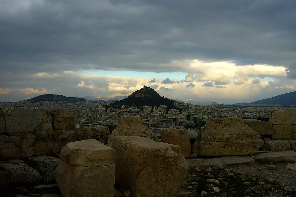Stimmungsvolle Reiseansicht aus Athen für Beste Reisezeit für eine Busreise Athen – Tipps zur Auswahl
