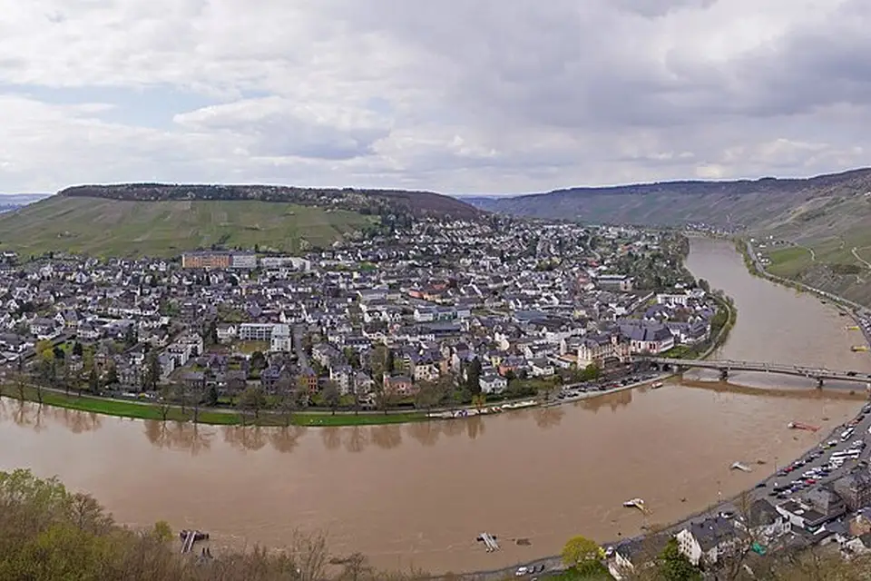 Stimmungsvolle Reiseansicht aus Mosel für Busreise Mosel mit Schifffahrt – Route & Leistungen