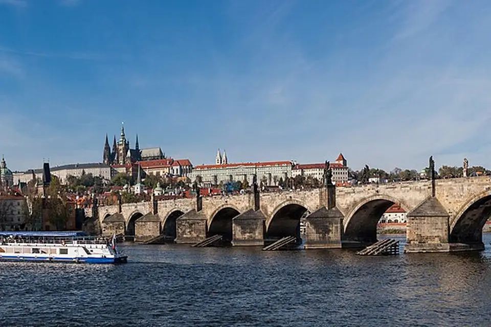 Stimmungsvolle Reiseansicht aus Prag für Busreise Prag ab NRW – Tipps zur Auswahl