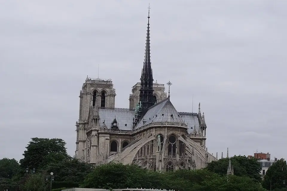 Stimmungsvolle Reiseansicht aus Paris für Kurzreise Paris mit dem Bus – Dauer & Komfort