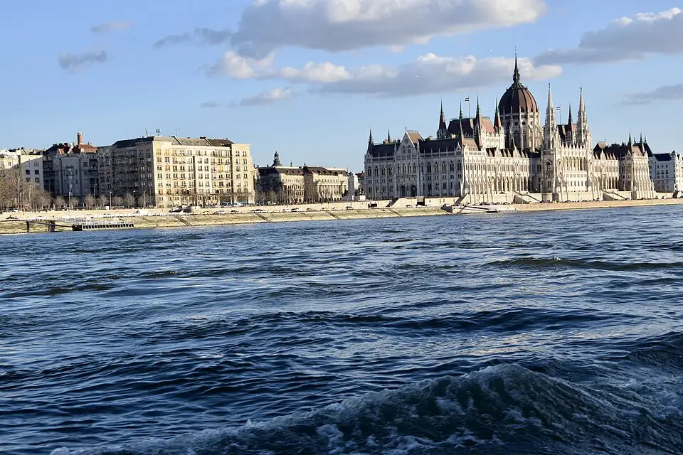 Authentischer Reisemoment in Budapest – passend zu Busreise Budapest ab NRW – Dauer & Komfort