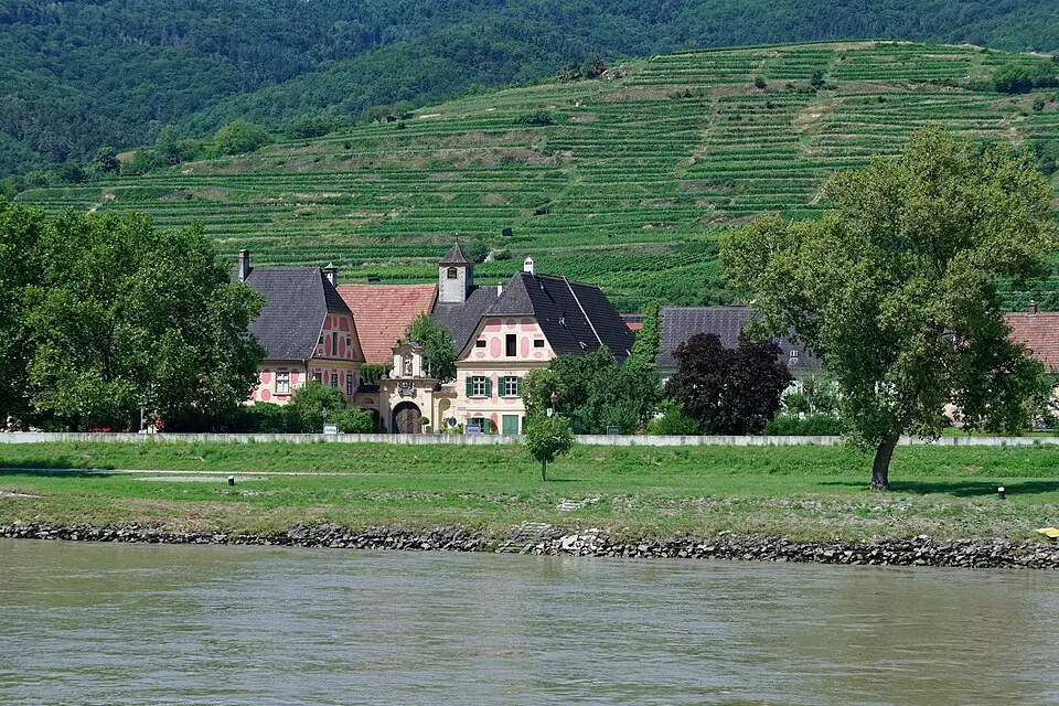 Stimmungsvolle Reiseansicht aus Wachau für Busreise Wachau für Senioren mit Haustürabholung – Reiseguide