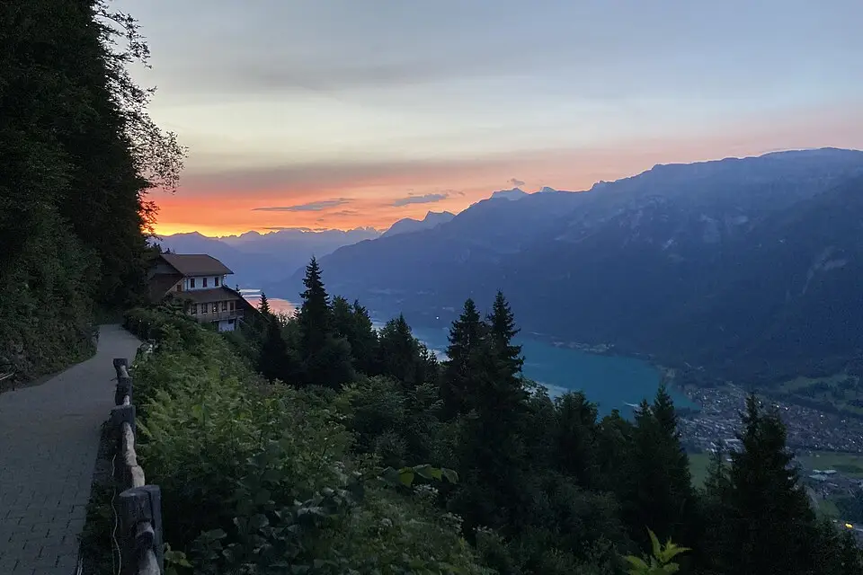 Authentischer Reisemoment in Berner Oberland – passend zu Naturreise Berner Oberland mit dem Bus – Reiseguide