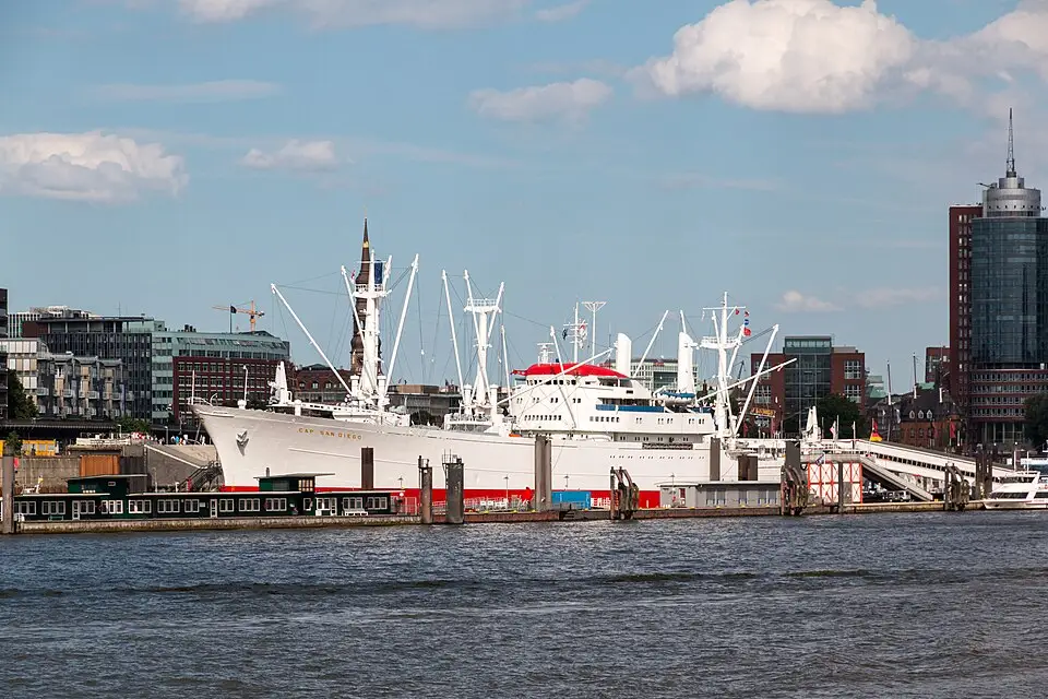 Stimmungsvolle Reiseansicht aus Hamburg für Premium Busreise Hamburg – Route & Leistungen