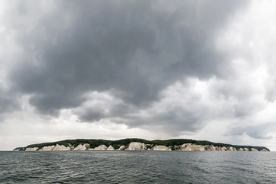 Stimmungsvolle Reiseansicht aus Rügen für Busreise Rügen mit Panoramabahn – Tipps zur Auswahl