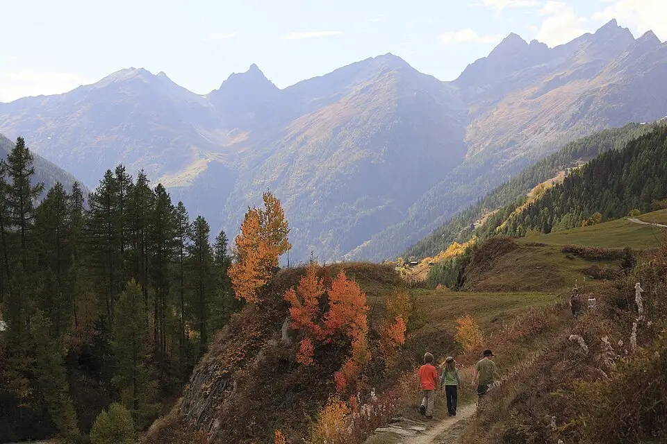 Stimmungsvolle Reiseansicht aus Wallis für Naturreise Wallis mit dem Bus – Route & Leistungen