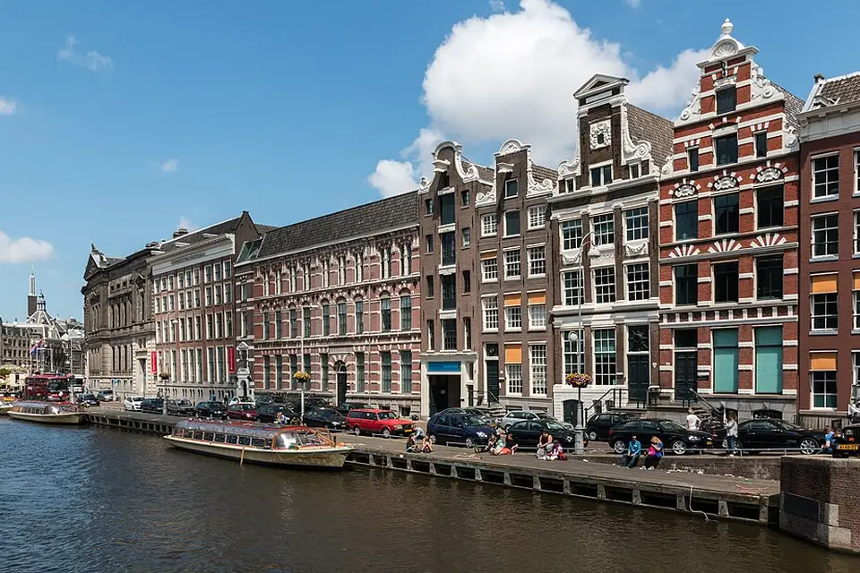 Stimmungsvolle Reiseansicht aus Amsterdam für Busreise Amsterdam Angebote vergleichen – ehrlich eingeordnet