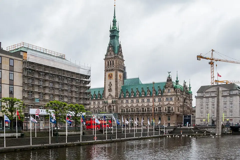 Stimmungsvolle Reiseansicht aus Hamburg für Erlebnisreise Hamburg mit dem Bus – Route & Leistungen