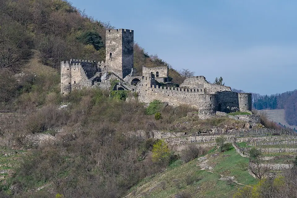 Stimmungsvolle Reiseansicht aus Wachau für Günstige Busreise Wachau – Dauer & Komfort