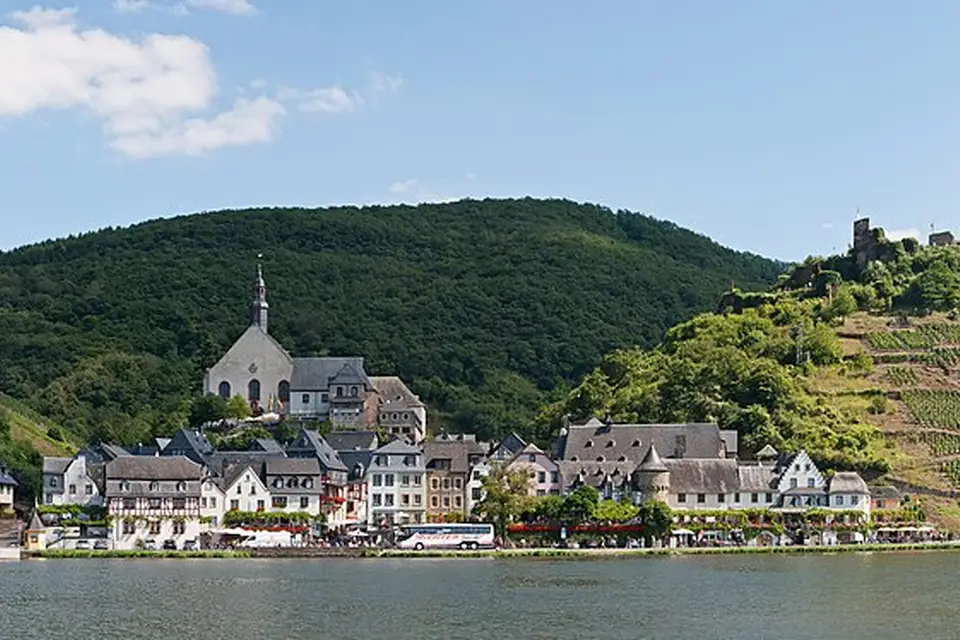 Stimmungsvolle Reiseansicht aus Mosel für Rundreise Mosel mit dem Bus – ehrlich eingeordnet