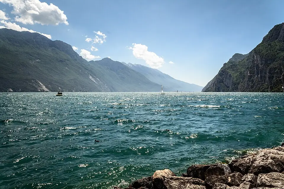 Stimmungsvolle Reiseansicht aus Gardasee für Busreise Gardasee mit Reiseleitung – Reisecheck