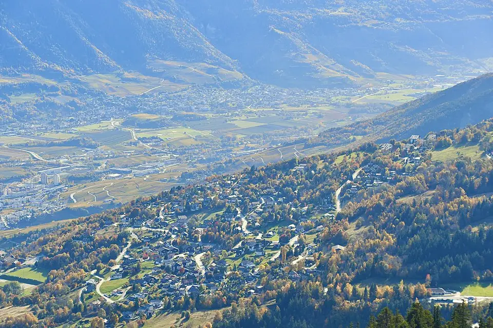Stimmungsvolle Reiseansicht aus Wallis für Busreise Wallis ab Berlin – ehrlich eingeordnet