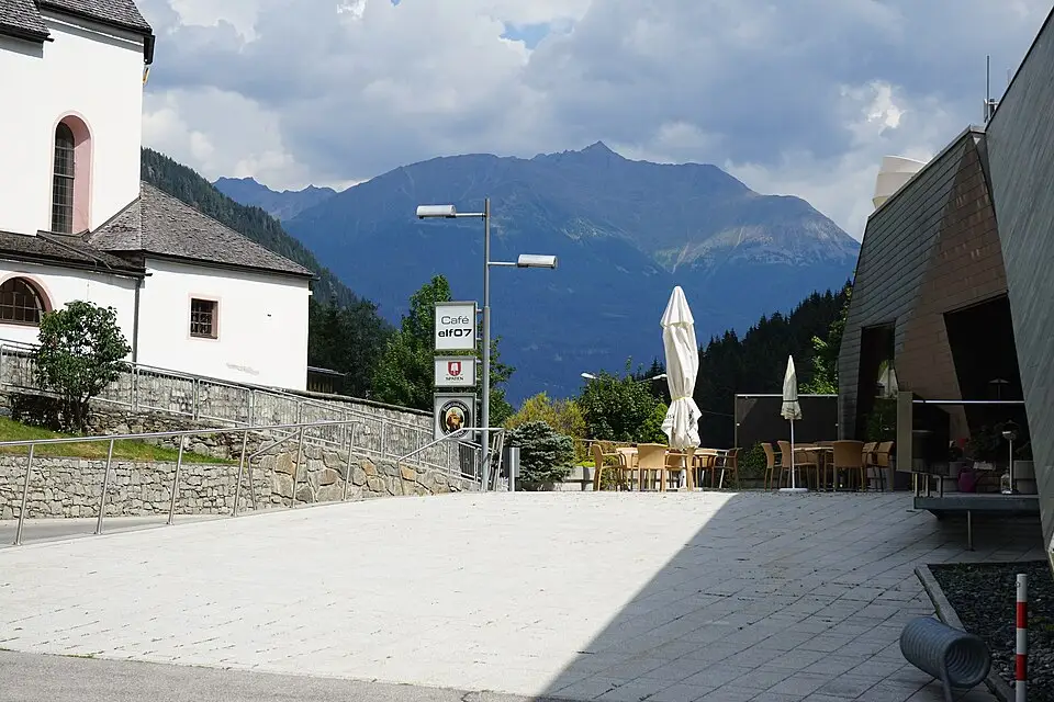 Stimmungsvolle Reiseansicht aus Tirol für Erlebnisreise Tirol mit dem Bus – Tipps zur Auswahl