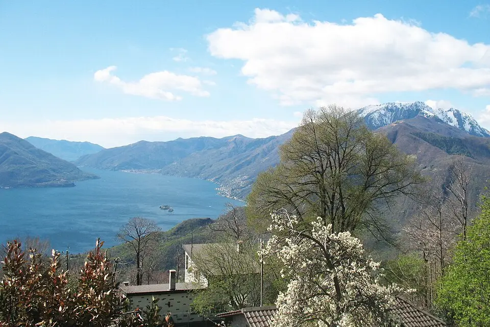 Stimmungsvolle Reiseansicht aus Tessin für Busreise Tessin mit Panoramabahn – Reisecheck