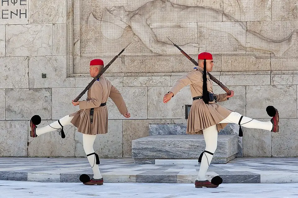 Stimmungsvolle Reiseansicht aus Athen für Busreise Athen Angebote vergleichen – Reisecheck