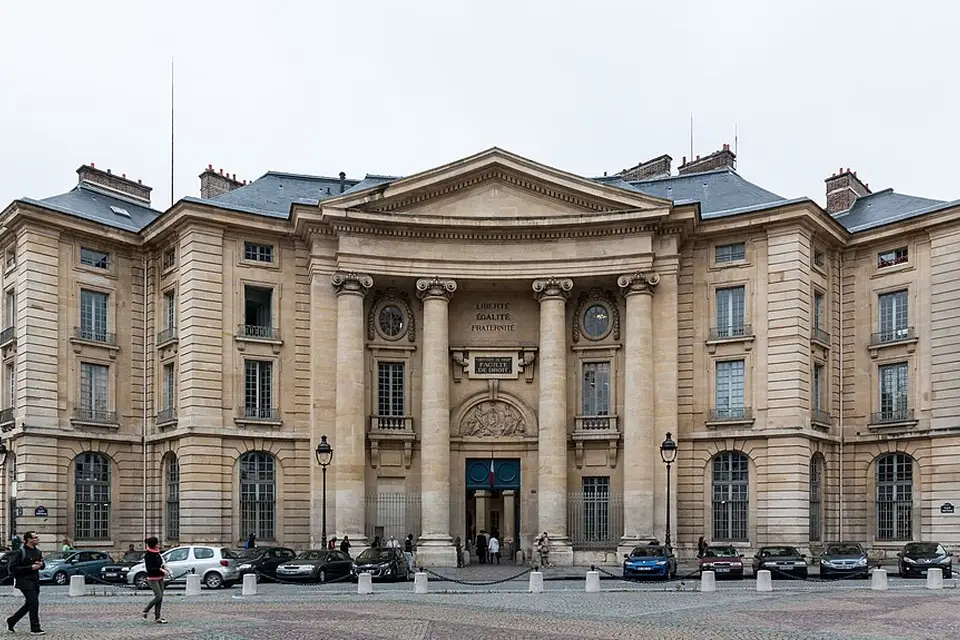 Stimmungsvolle Reiseansicht aus Paris für Genussreise Paris mit dem Bus – Route & Leistungen
