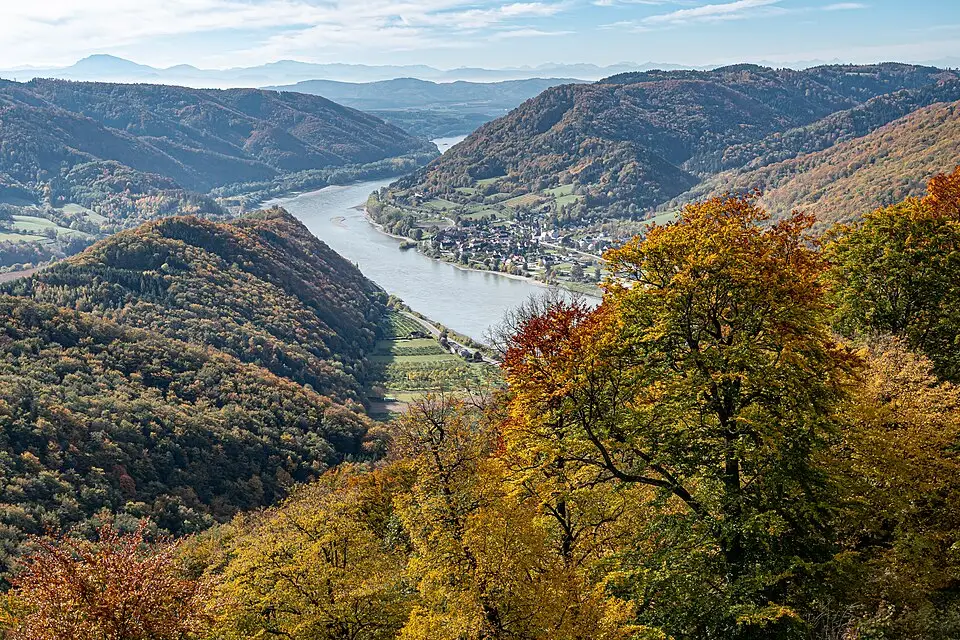Stimmungsvolle Reiseansicht aus Wachau für Busreise Wachau mit Rollator – Dauer & Komfort