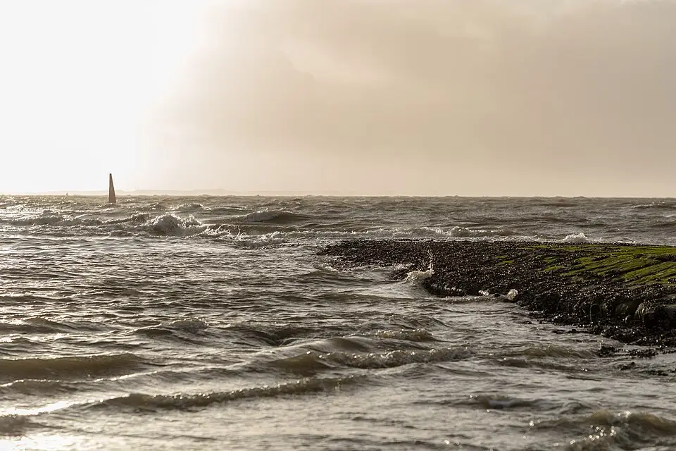Stimmungsvolle Reiseansicht aus Nordsee für Busreise Nordsee mit Schifffahrt – ehrlich eingeordnet