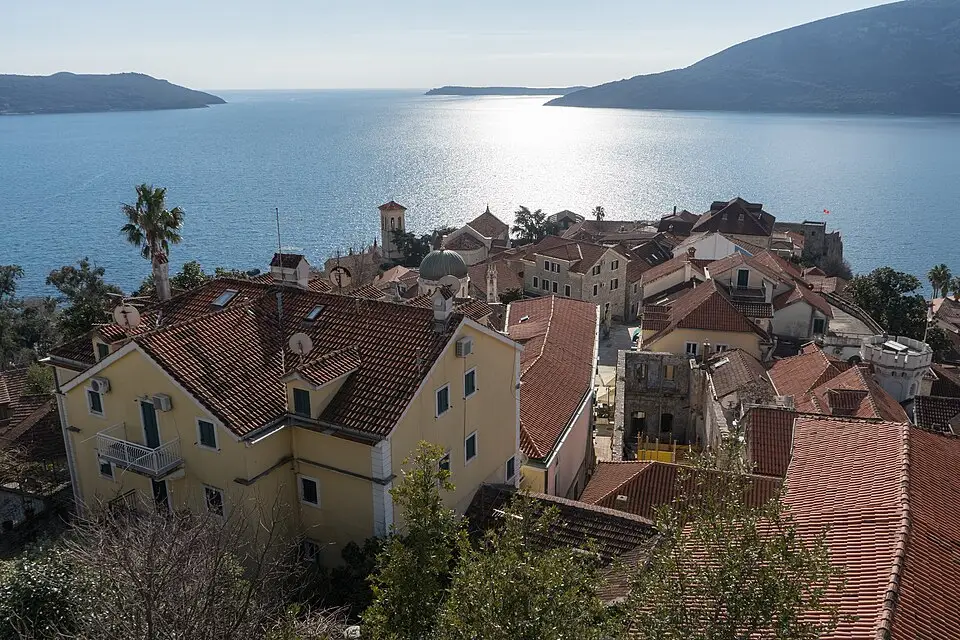 Stimmungsvolle Reiseansicht aus Montenegro für Beste Reisezeit für eine Busreise Montenegro – Reisecheck