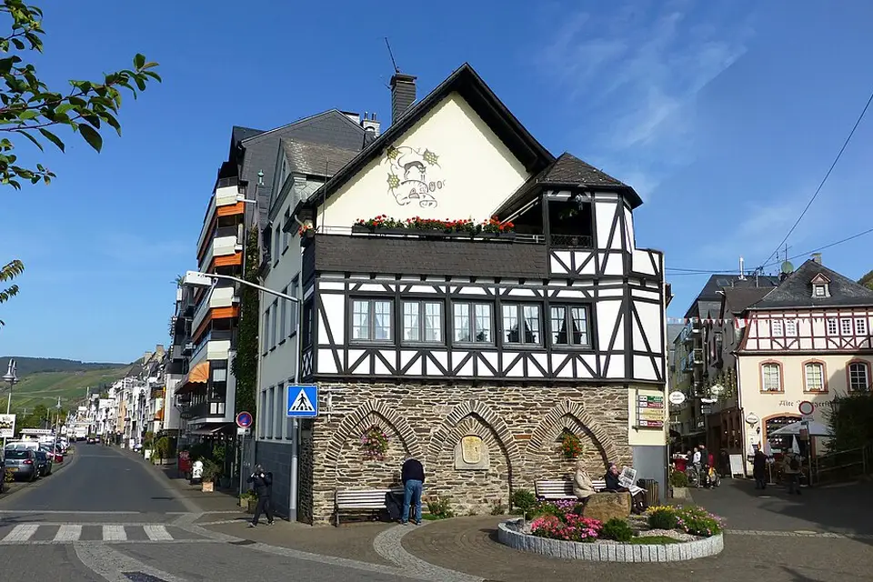 Stimmungsvolle Reiseansicht aus Mosel für Busreise Mosel übers Wochenende – ehrlich eingeordnet